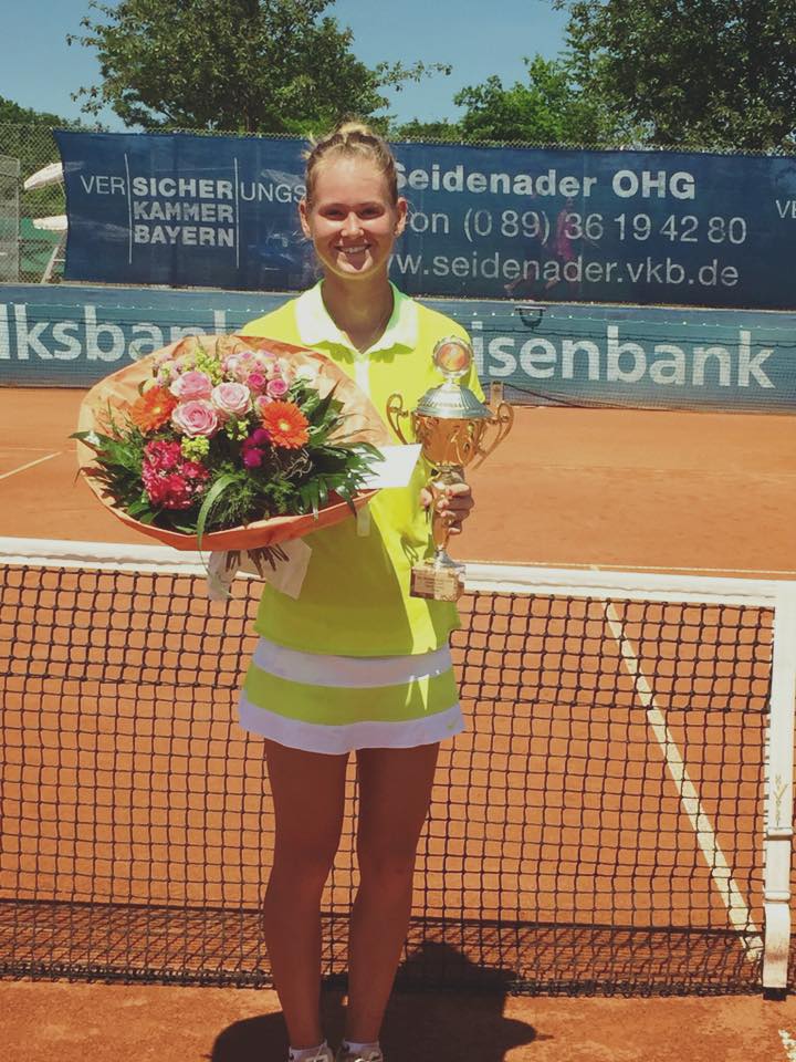 Marie Bouzkova - Official website about Czech tennis player